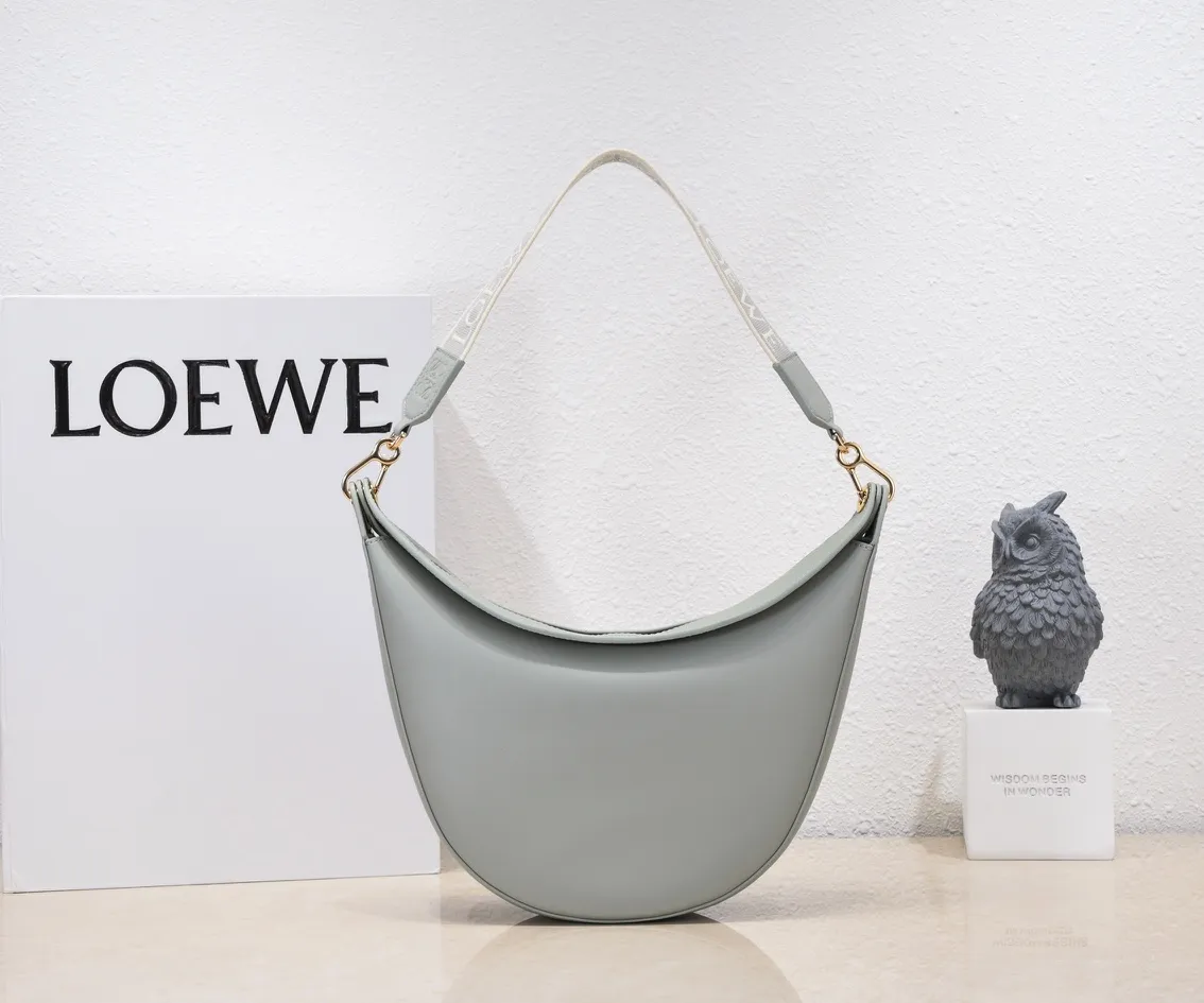 Off-white, top quality original. The smooth crescent shape of the L Luna series moon bag not only elongates the proportions of the whole person without getting stuck on the upper body, but also feels particularly comfortable. The wide shoulder strap design does not press the shoulder buckle opening, making it easier to open and close. The internal capacity is also large, and sunglasses and folding umbrellas can be easily arranged with sliding hanging loops hidden on both sides. Shoulder straps or hanging accessories can be attached, making it convenient for various occasions. It is a bag that shows off its temperament and is highly used in daily life! Luo Yiwei size: 29*27*8cm: model: 8891#